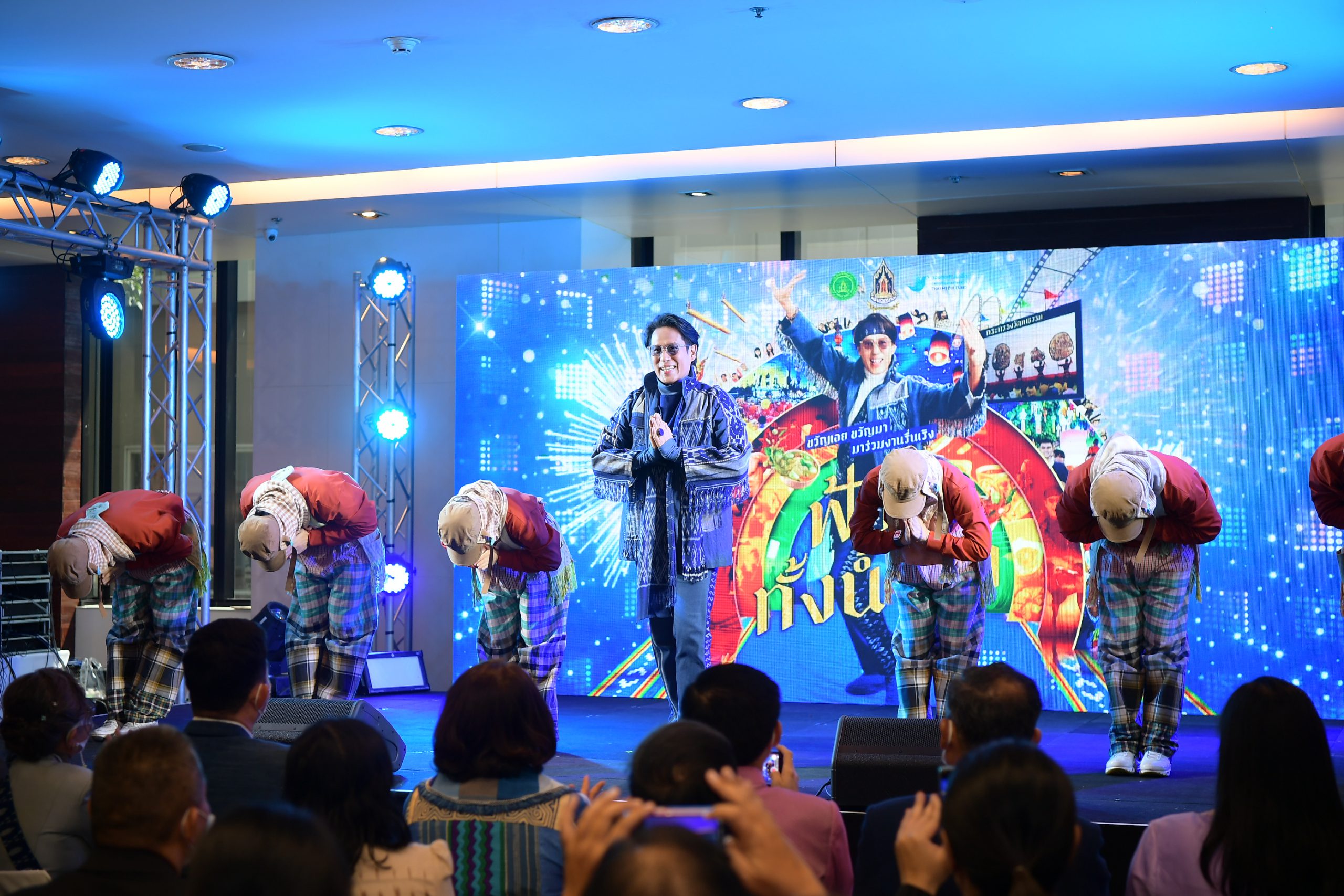 เปิดตัวมิวสิควิดีโอเพลงฟ้อนทั้งน้ำตา โดย เบิร์ด ธงไชย (3)