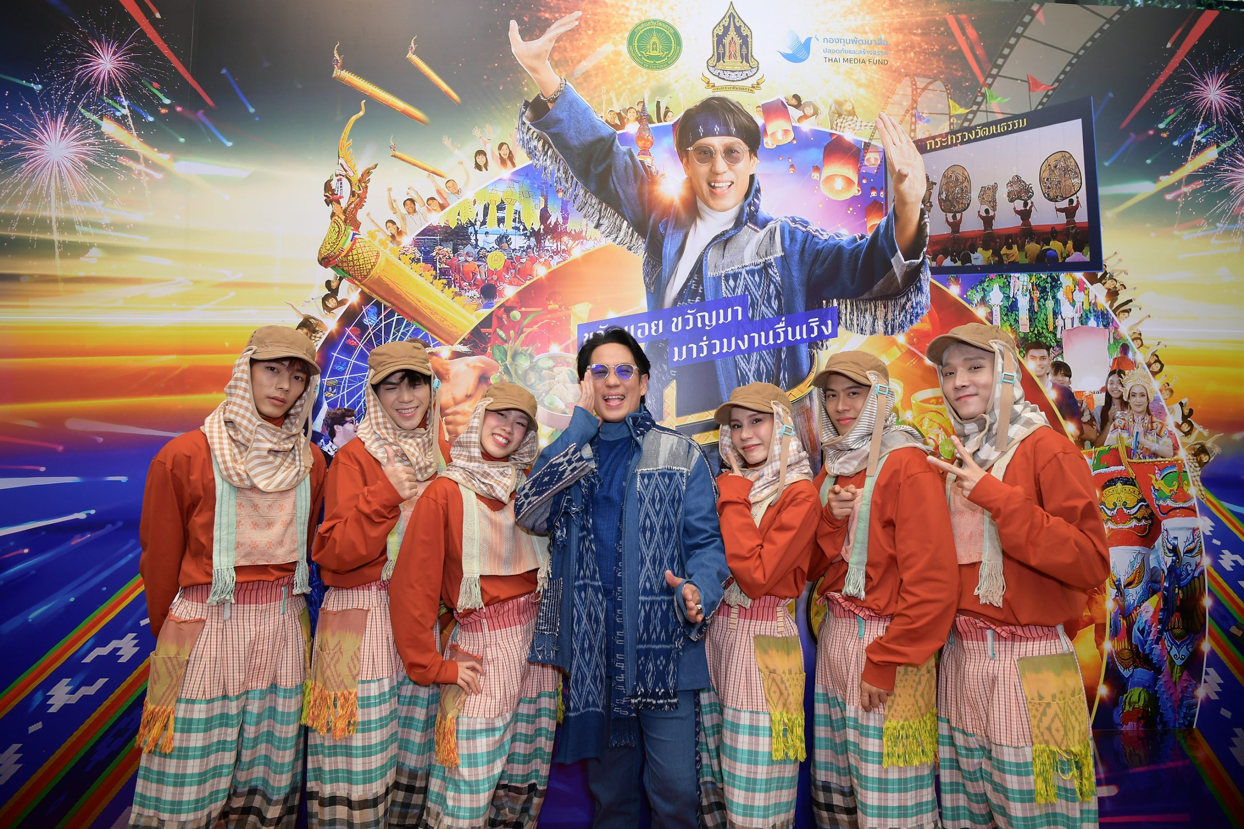 เปิดตัวมิวสิควิดีโอเพลงฟ้อนทั้งน้ำตา โดย เบิร์ด ธงไชย (6)